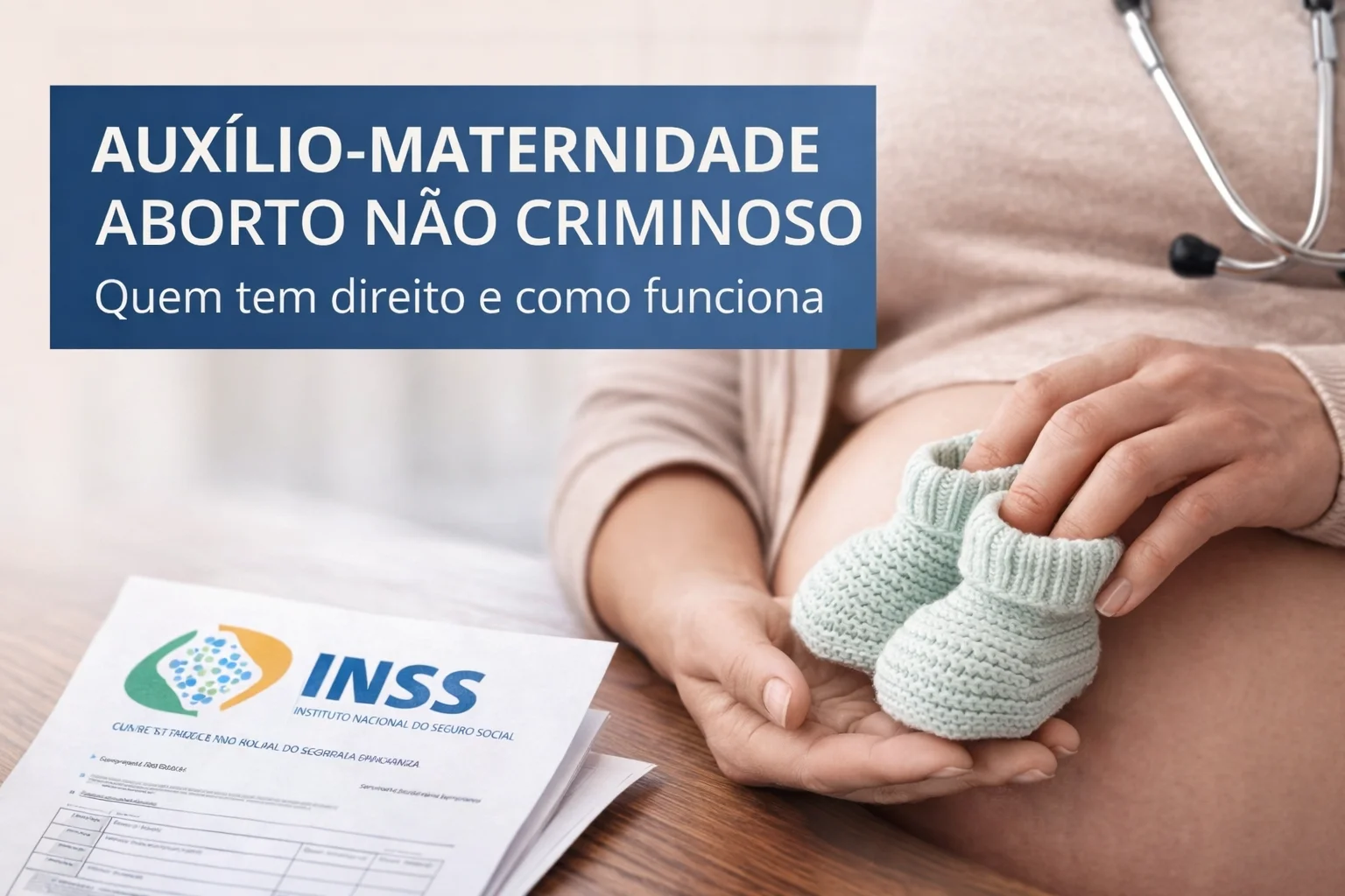 grávida com sapatinho sobre a barriga e um notebook mostrando o benefício do auxílio-maternidade
